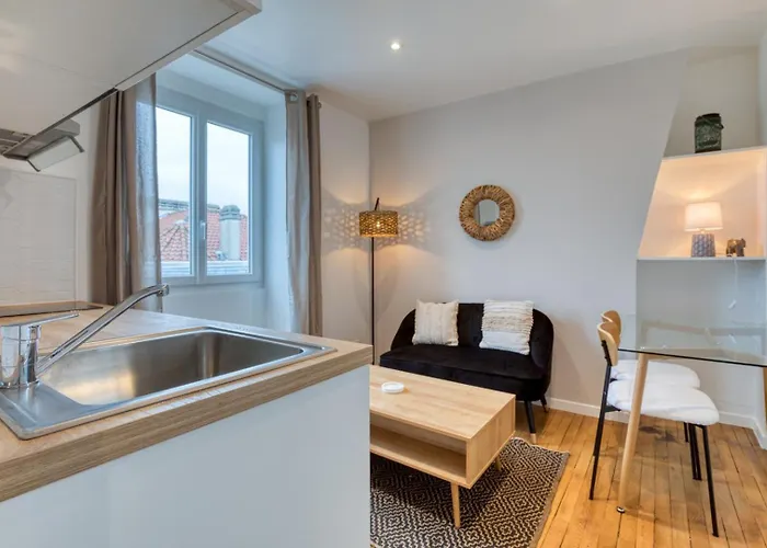 Daire On Last Floor - Batignolles *
